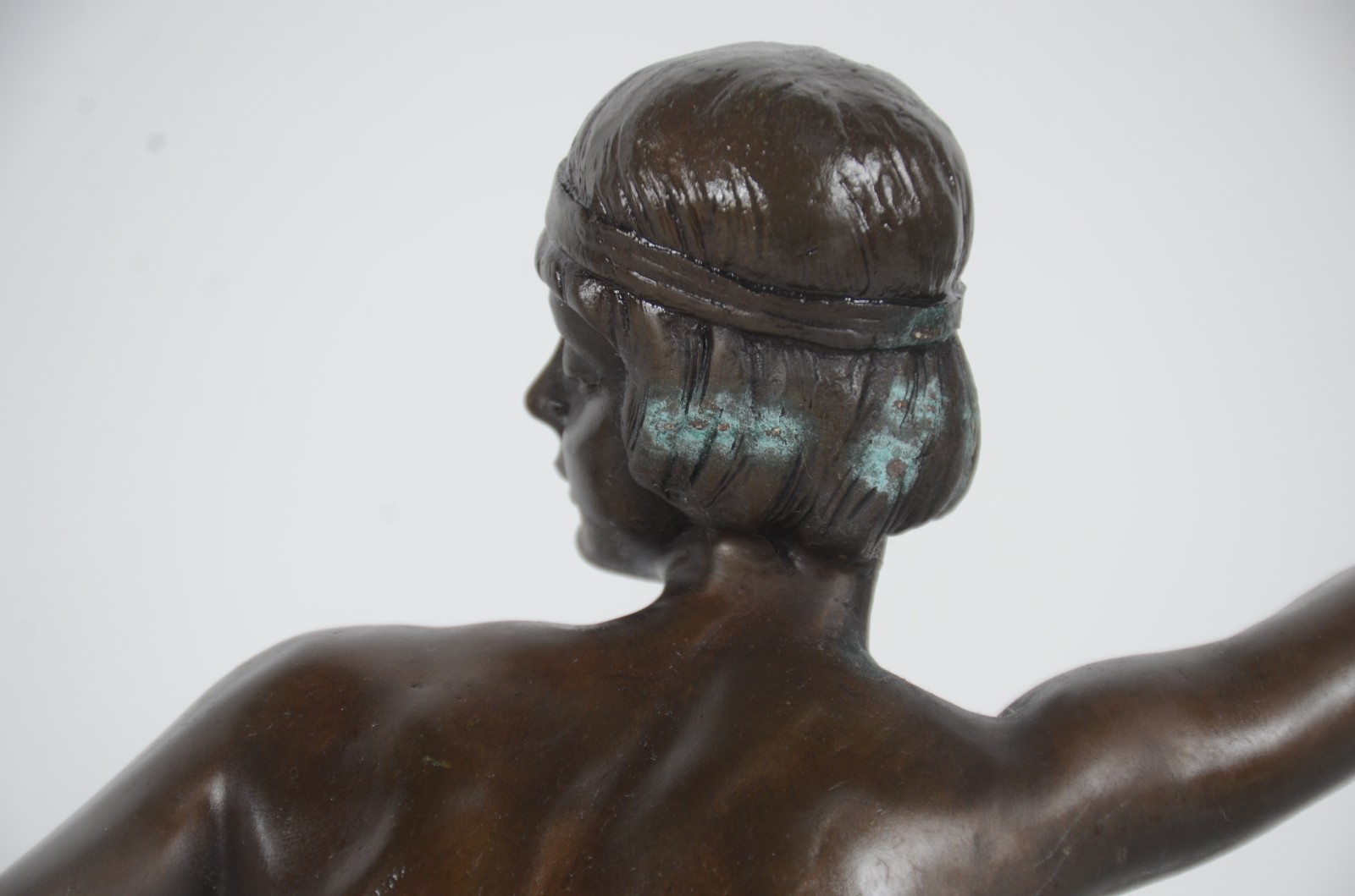 Escultura de bronze representando dançarina. Reprodução. Braço com... - foto 10 de 10
