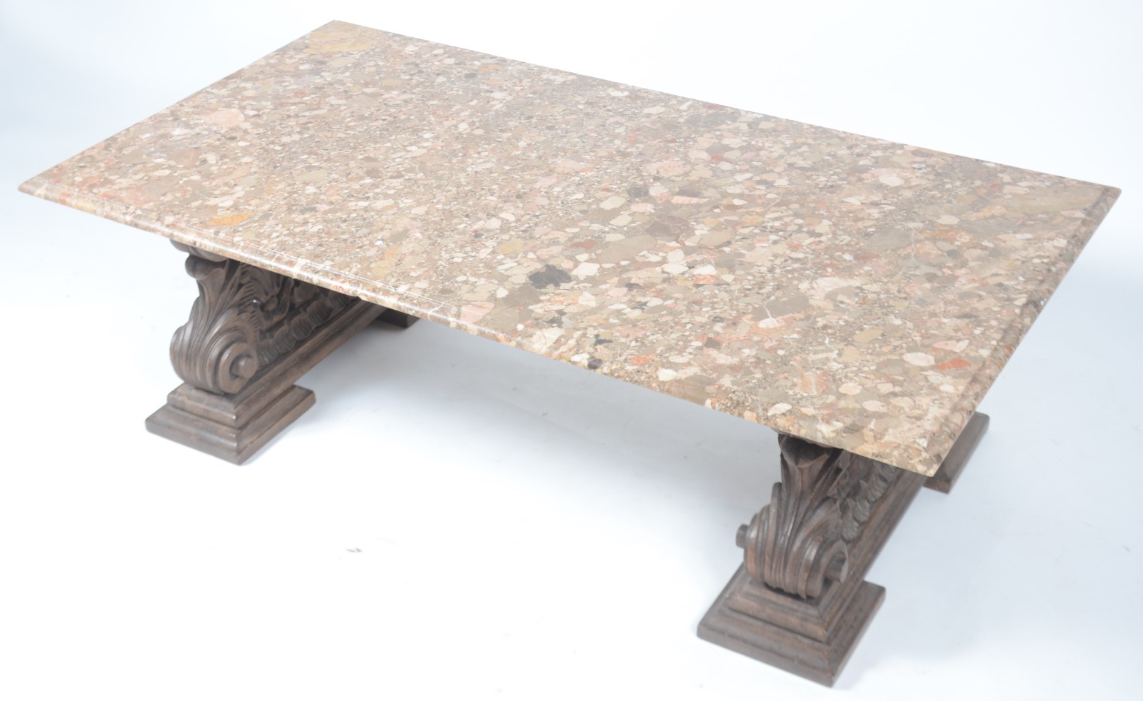 Mesa de centro com base de madeira entalhada e tampo de mármore... - foto 2 de 6