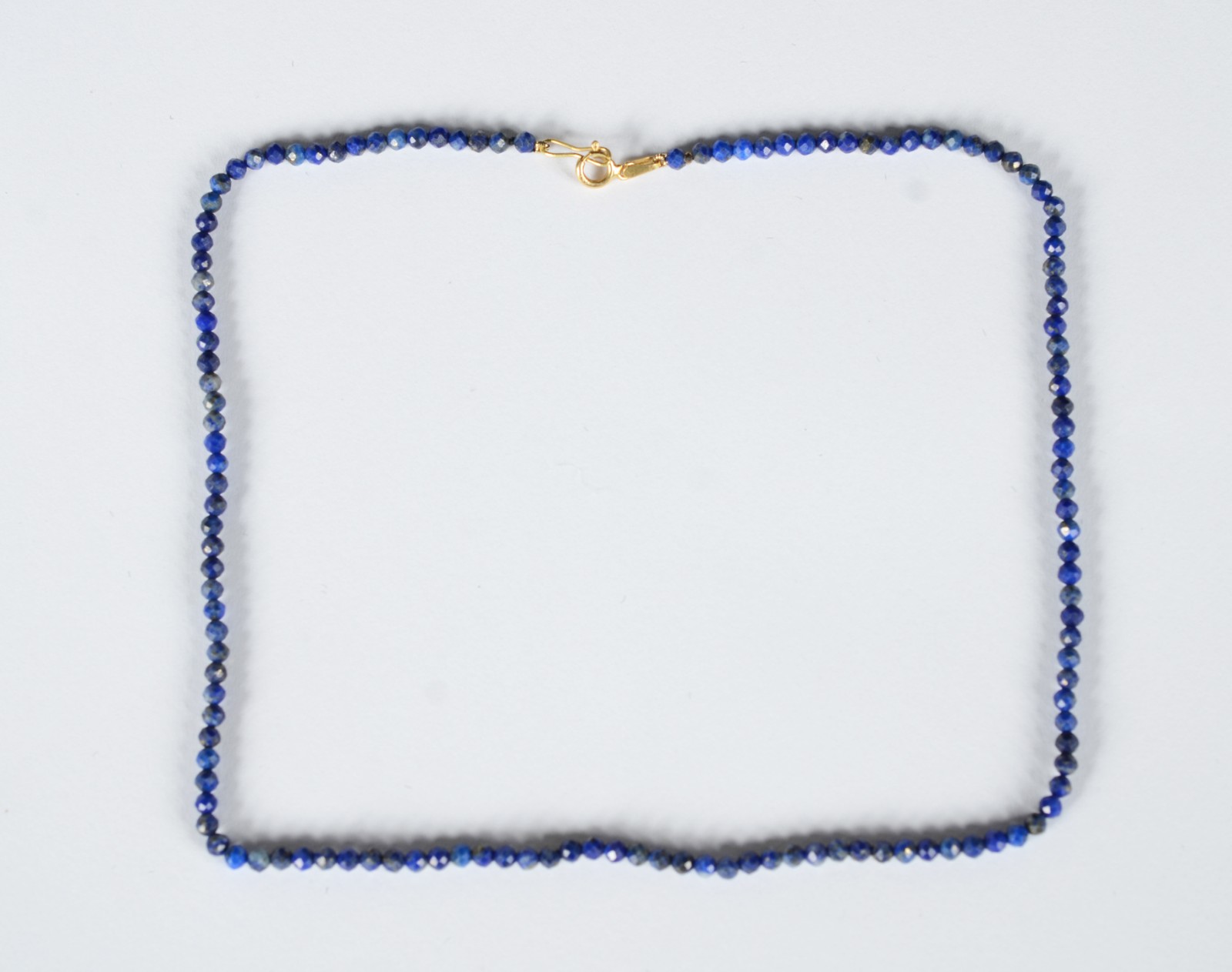 Fio de lápis lazuli com fecho e complementos de ouro 18 k., contraste... - foto 2 de 9