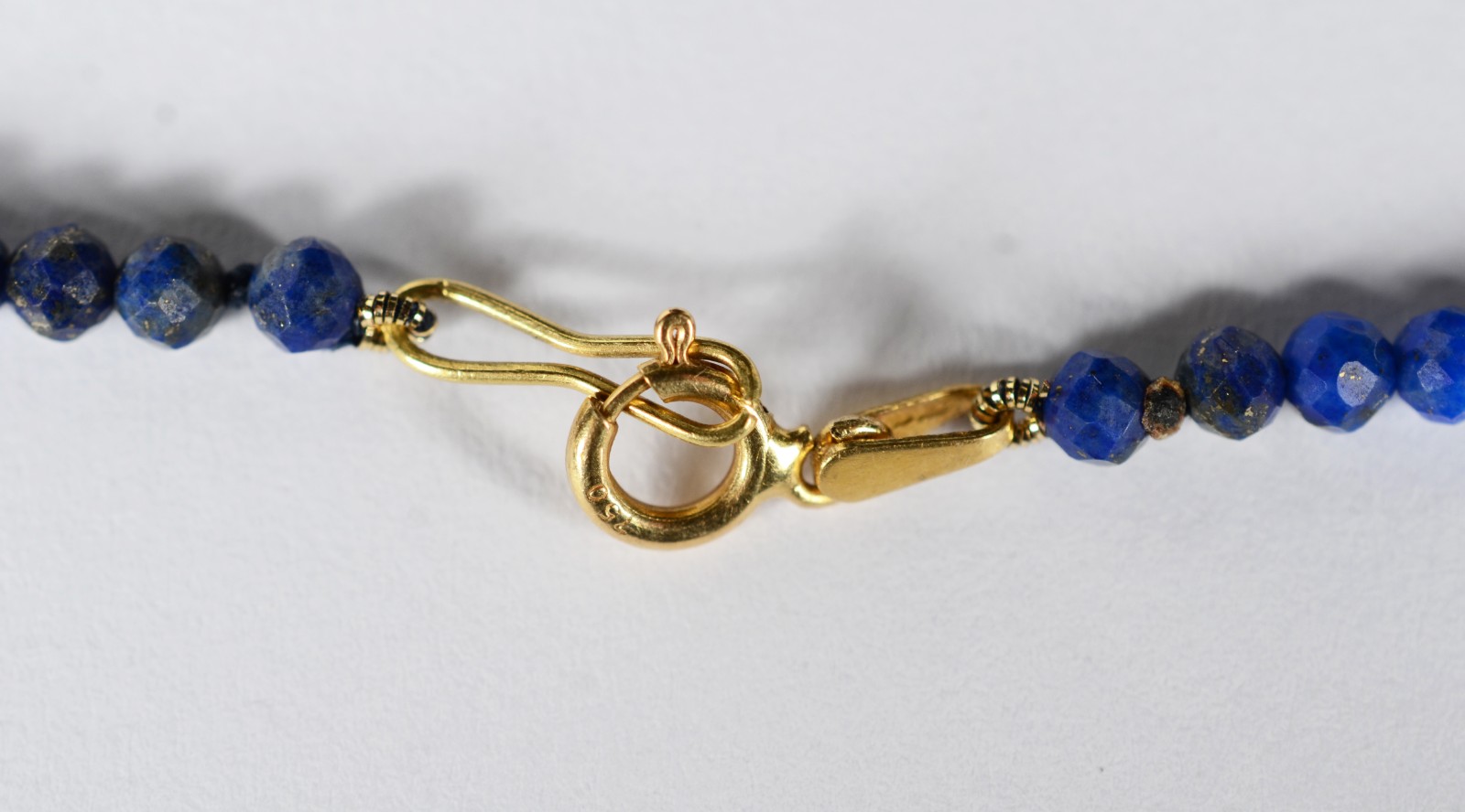 Fio de lápis lazuli com fecho e complementos de ouro 18 k., contraste... - foto 3 de 9