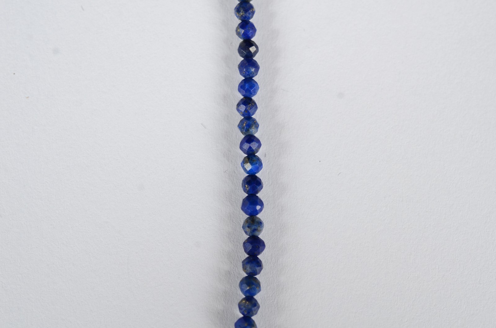 Fio de lápis lazuli com fecho e complementos de ouro 18 k., contraste... - foto 4 de 9
