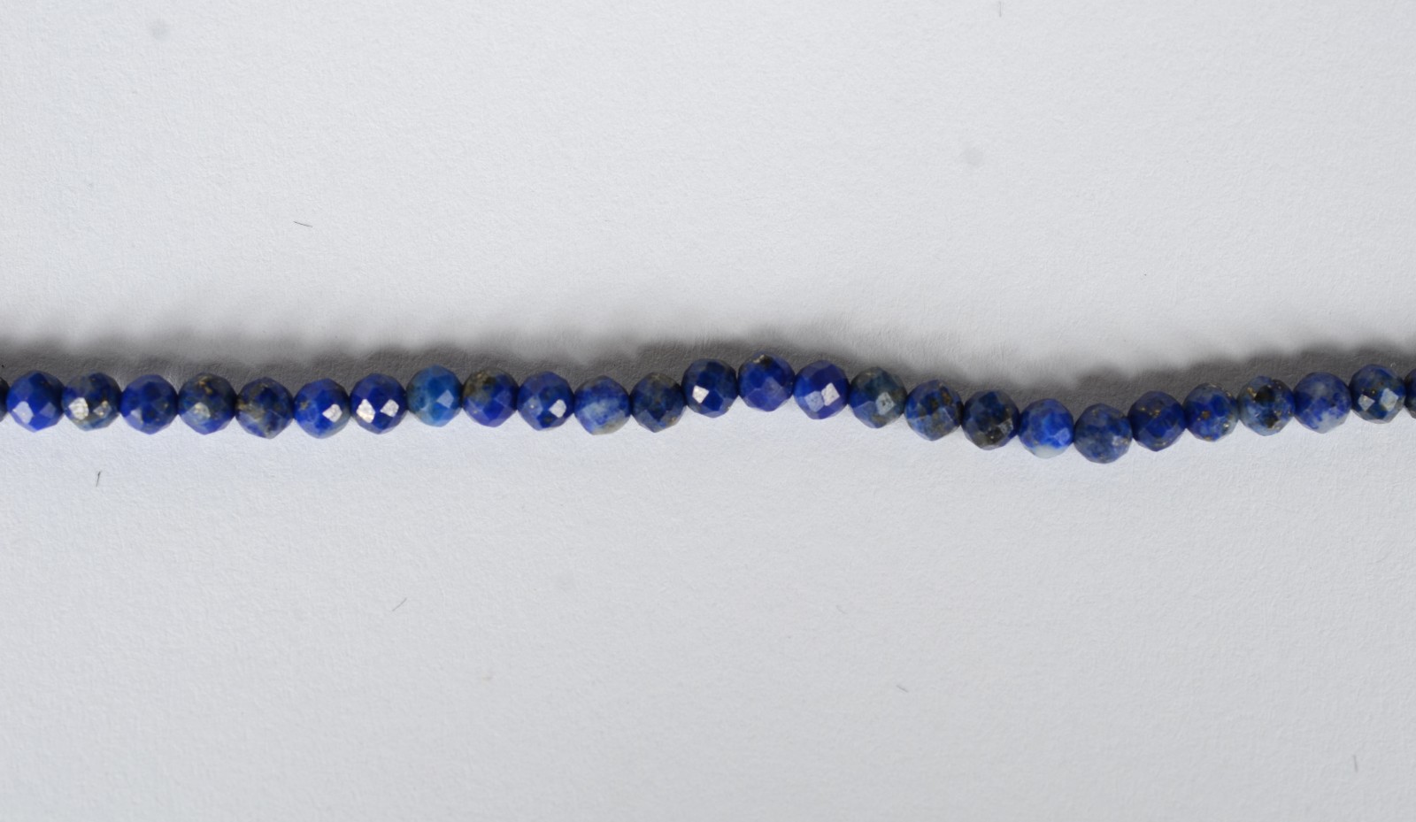 Fio de lápis lazuli com fecho e complementos de ouro 18 k., contraste... - foto 1 de 9