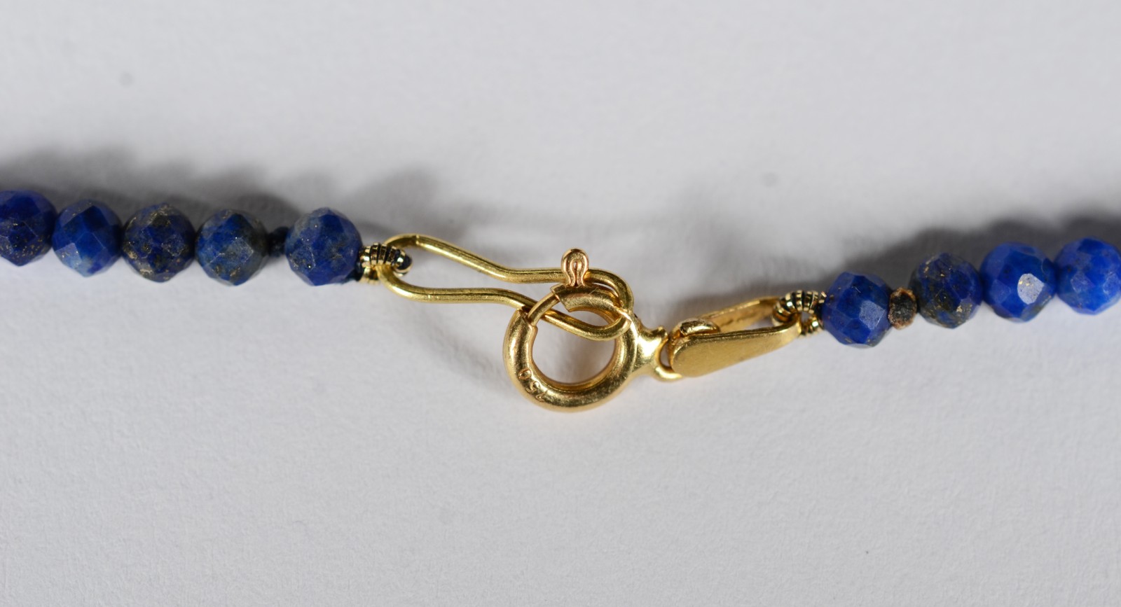 Fio de lápis lazuli com fecho e complementos de ouro 18 k., contraste... - foto 5 de 9