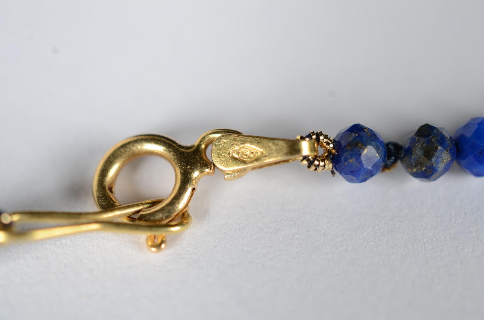 Fio de lápis lazuli com fecho e complementos de ouro 18 k., contraste... - foto 6 de 9