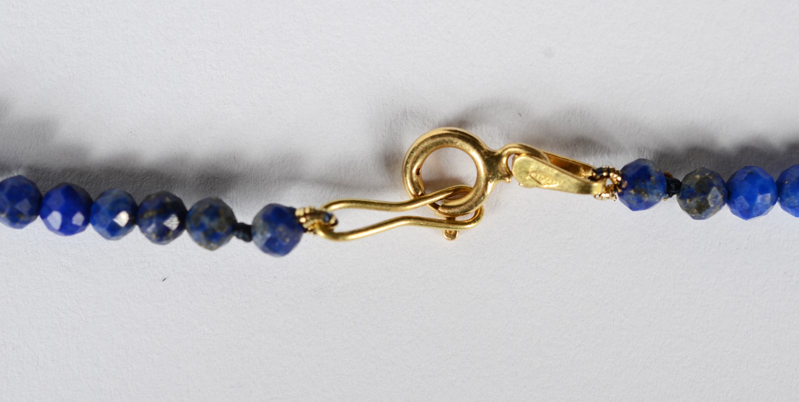 Fio de lápis lazuli com fecho e complementos de ouro 18 k., contraste... - foto 7 de 9