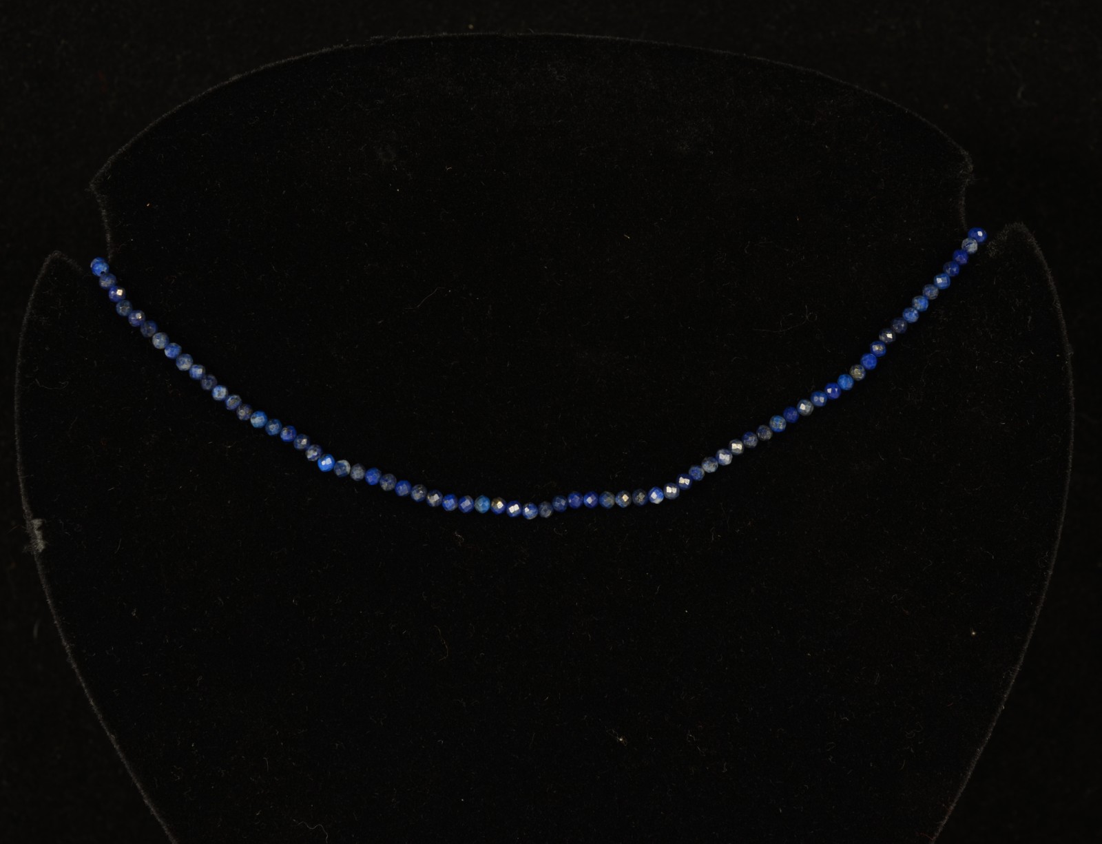 Fio de lápis lazuli com fecho e complementos de ouro 18 k., contraste... - foto 8 de 9