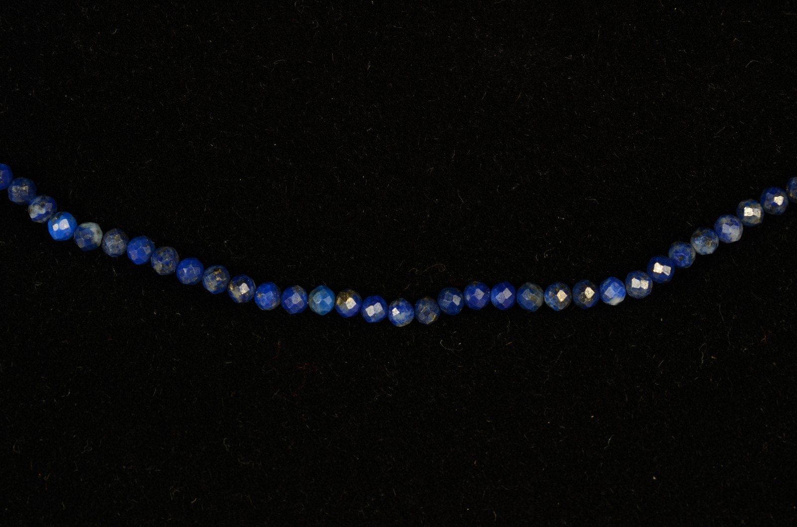 Fio de lápis lazuli com fecho e complementos de ouro 18 k., contraste... - foto 9 de 9