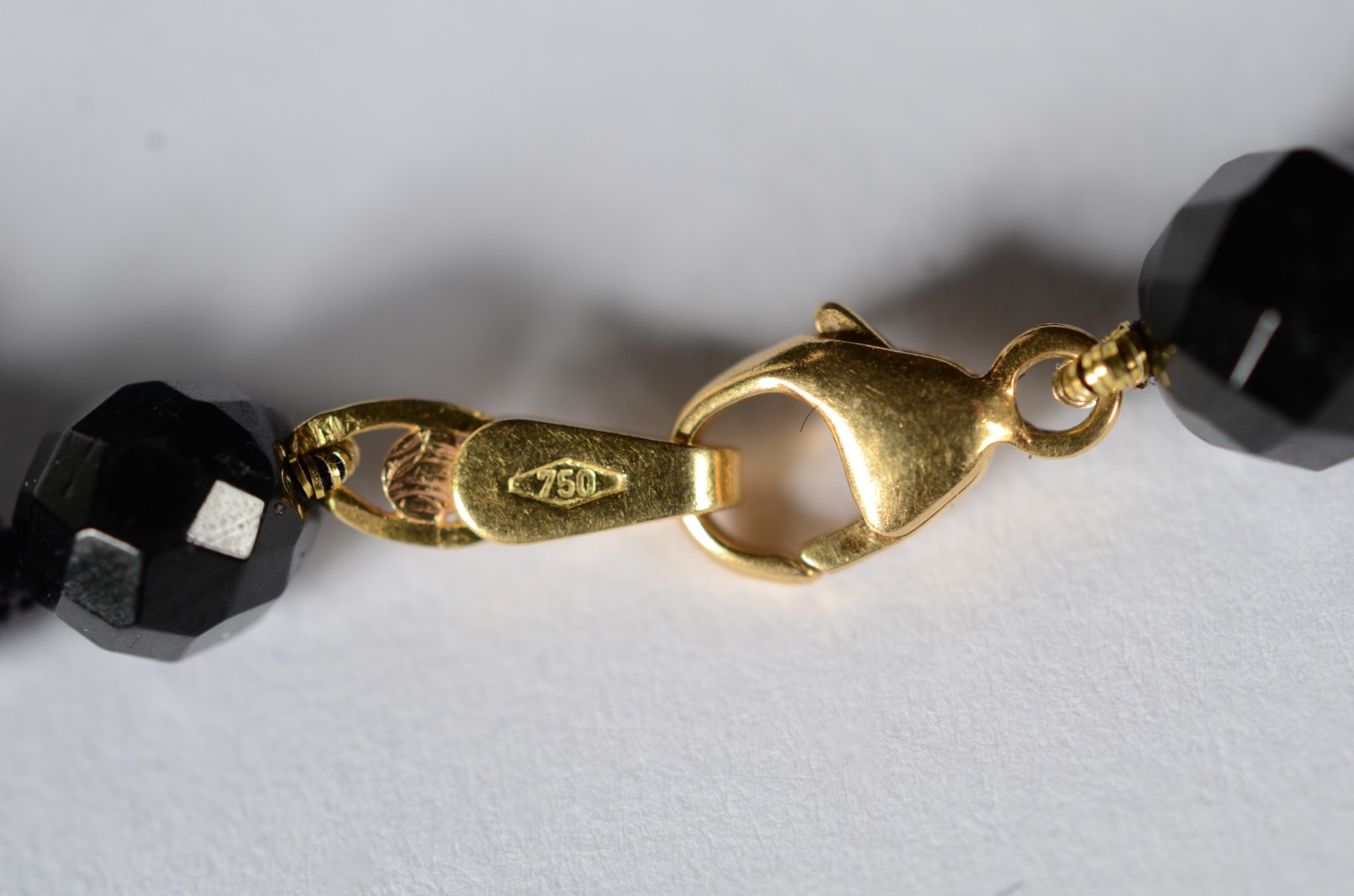 Colar com fecho e complementos de ouro 18 k, fio com 67 pedras... - foto 3 de 6