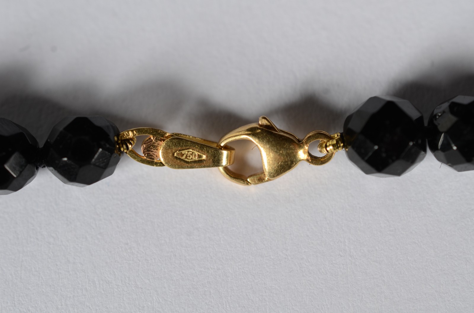Colar com fecho e complementos de ouro 18 k, fio com 67 pedras... - foto 4 de 6