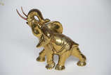 Escultura de bronze representando elefante. Alt... - Escultura de bronze representando elefante. Altura 23,5 cm.