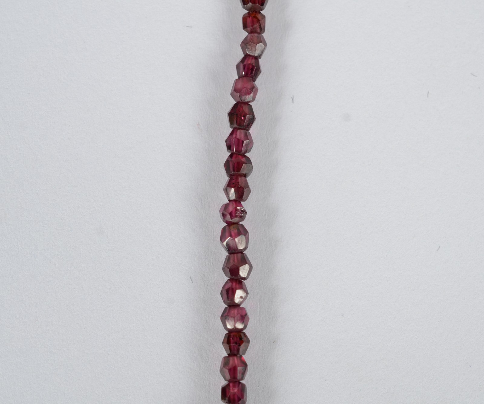 Pendente com fecho de ouro 18 k., fio granada com 272 pedras... - foto 3 de 7