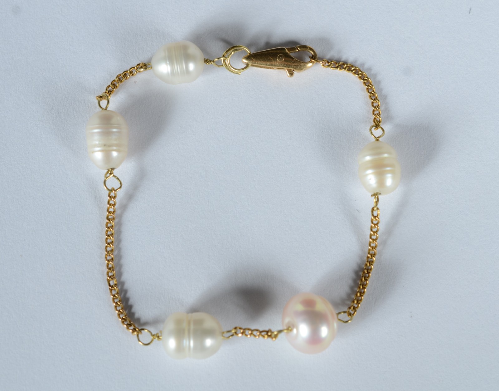 Pulseira de ouro 18 k., feitio com 5 perolas brancas intercaladas com... - foto 2 de 6