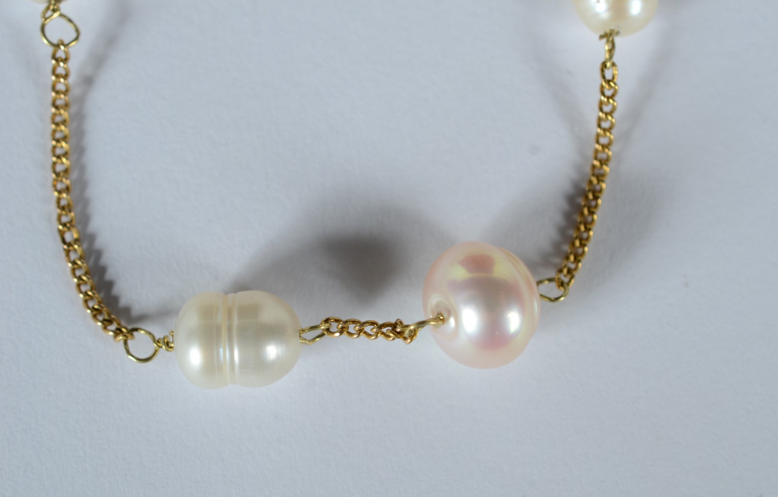 Pulseira de ouro 18 k., feitio com 5 perolas brancas intercaladas com... - foto 3 de 6