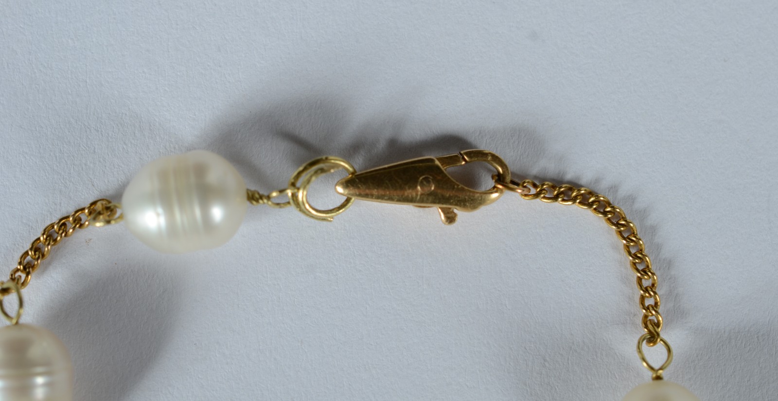 Pulseira de ouro 18 k., feitio com 5 perolas brancas intercaladas com... - foto 4 de 6