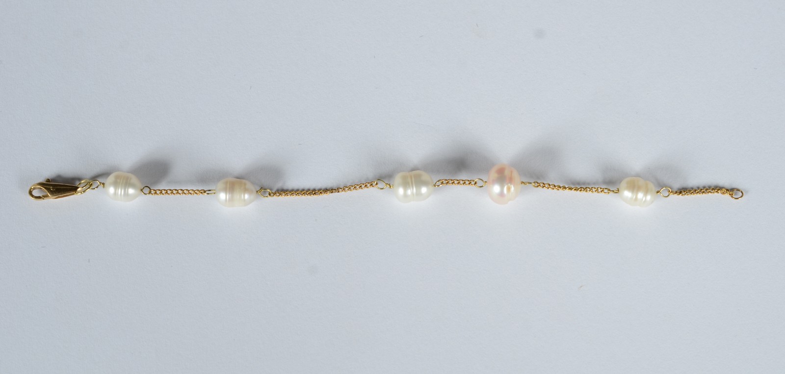 Pulseira de ouro 18 k., feitio com 5 perolas brancas intercaladas com... - foto 5 de 6