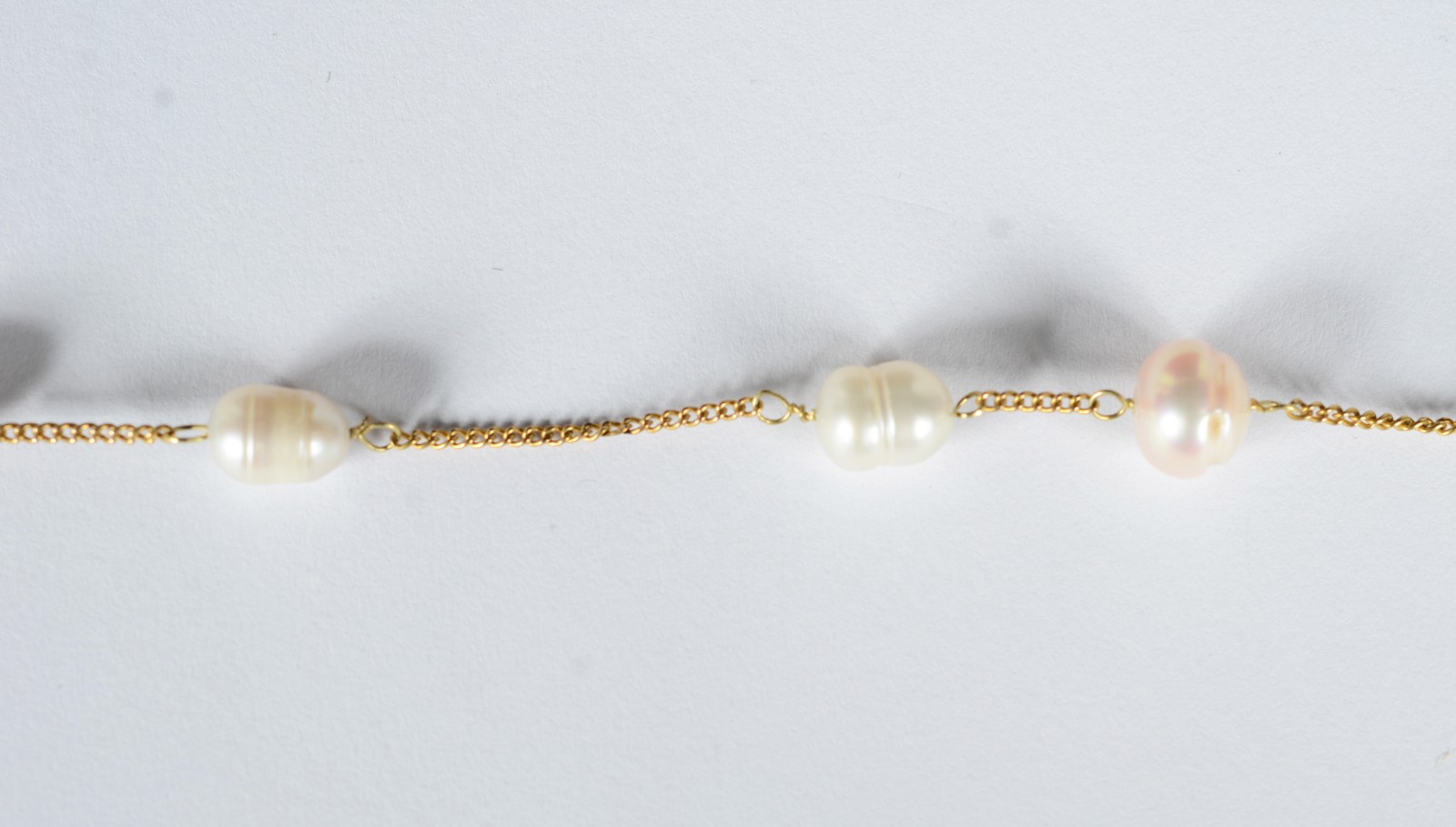 Pulseira de ouro 18 k., feitio com 5 perolas brancas intercaladas com... - foto 1 de 6