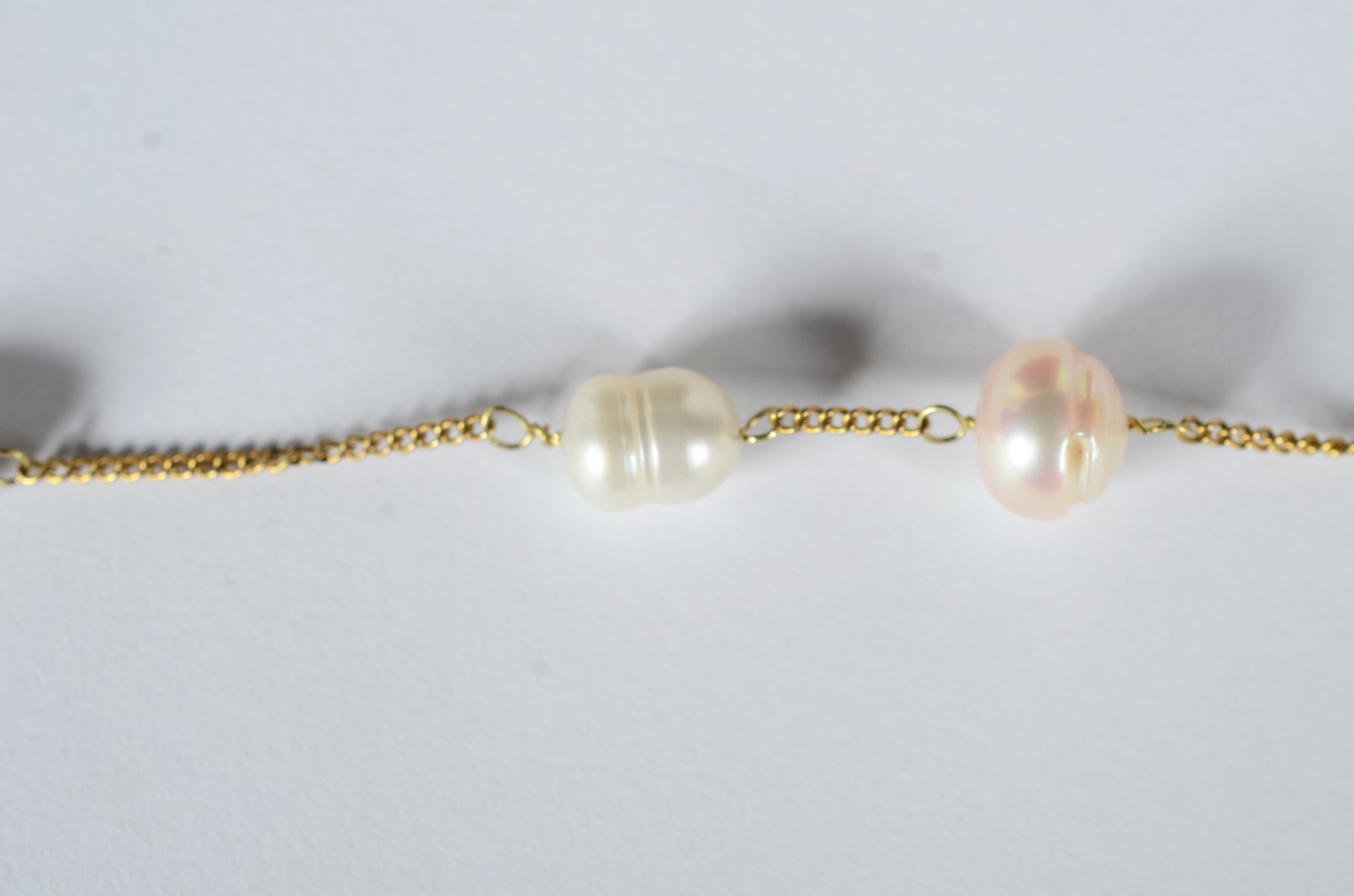 Pulseira de ouro 18 k., feitio com 5 perolas brancas intercaladas com... - foto 6 de 6