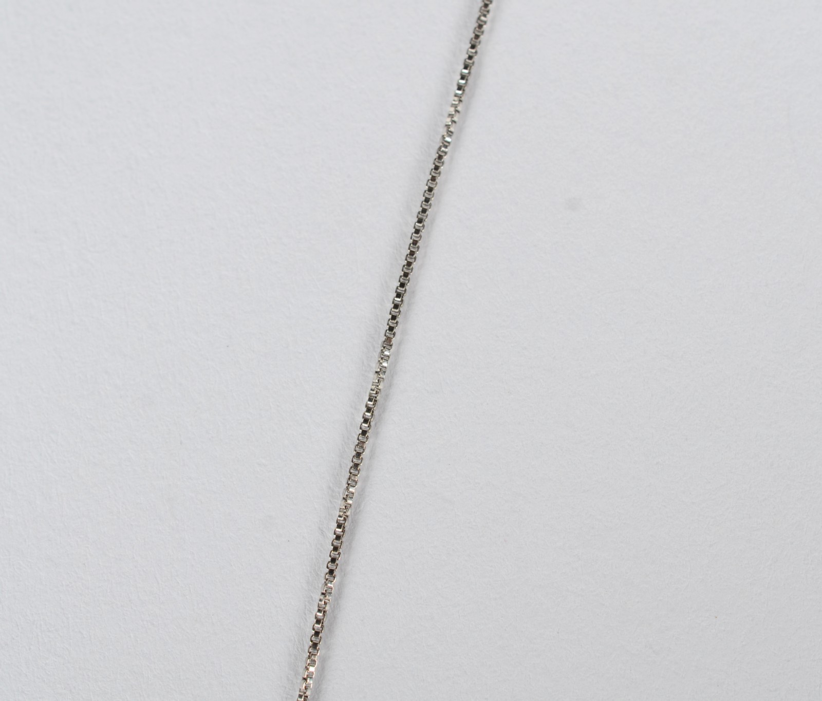 Cordão com ponto de luz de ouro branco, contraste 750 com diamante de... - foto 4 de 9