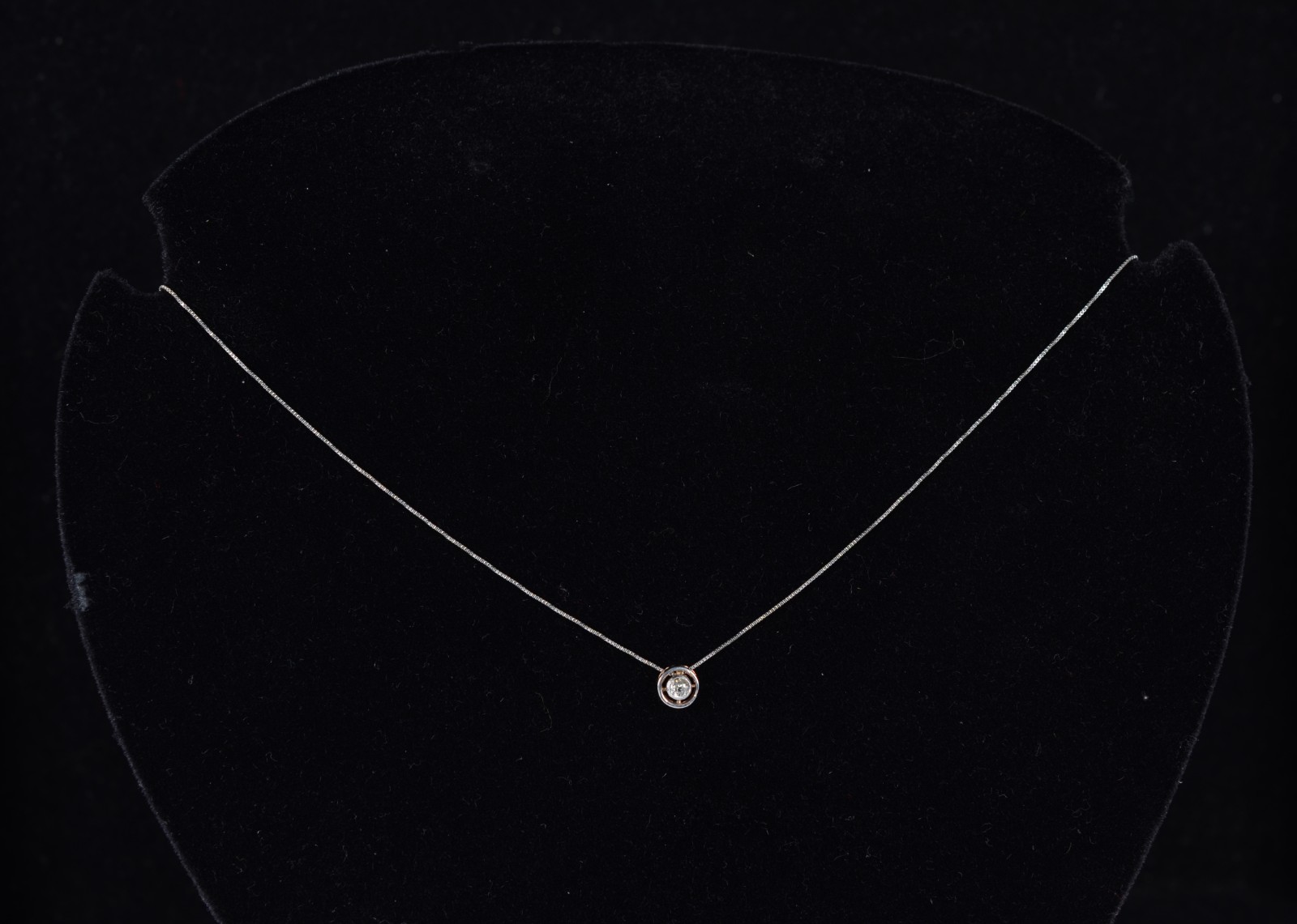 Cordão com ponto de luz de ouro branco, contraste 750 com diamante de... - foto 7 de 9