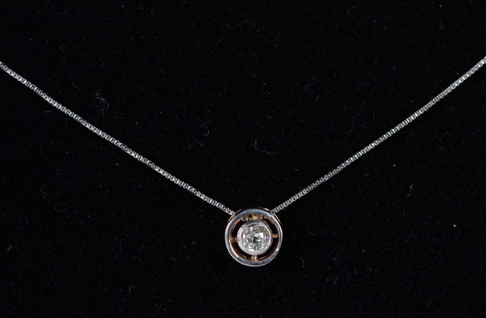 Cordão com ponto de luz de ouro branco, contraste 750 com diamante de... - foto 8 de 9