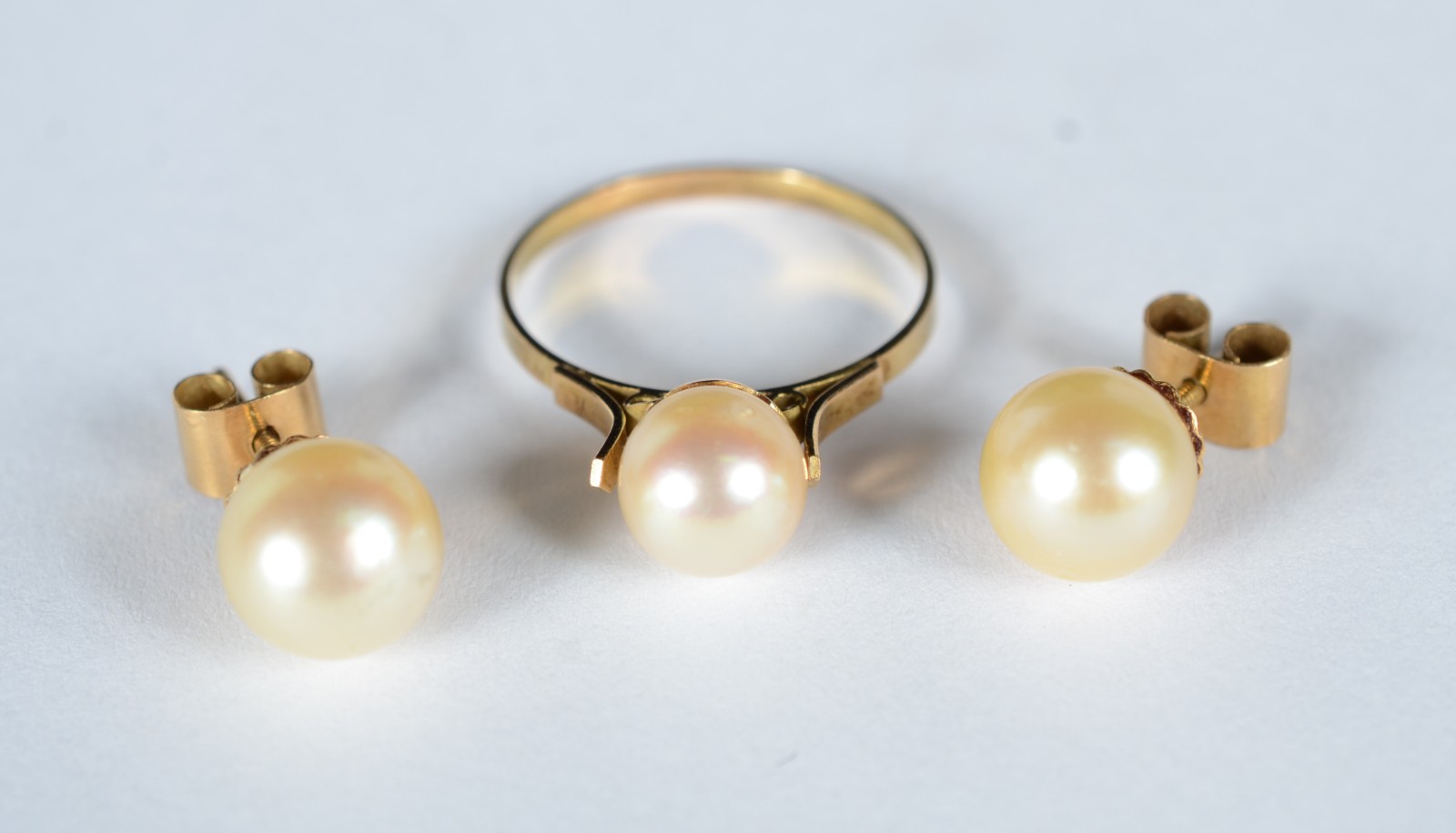 Conjunto de ouro 18 k., sendo: par de brincos e anel, aro 13. (Por... - foto 1 de 5