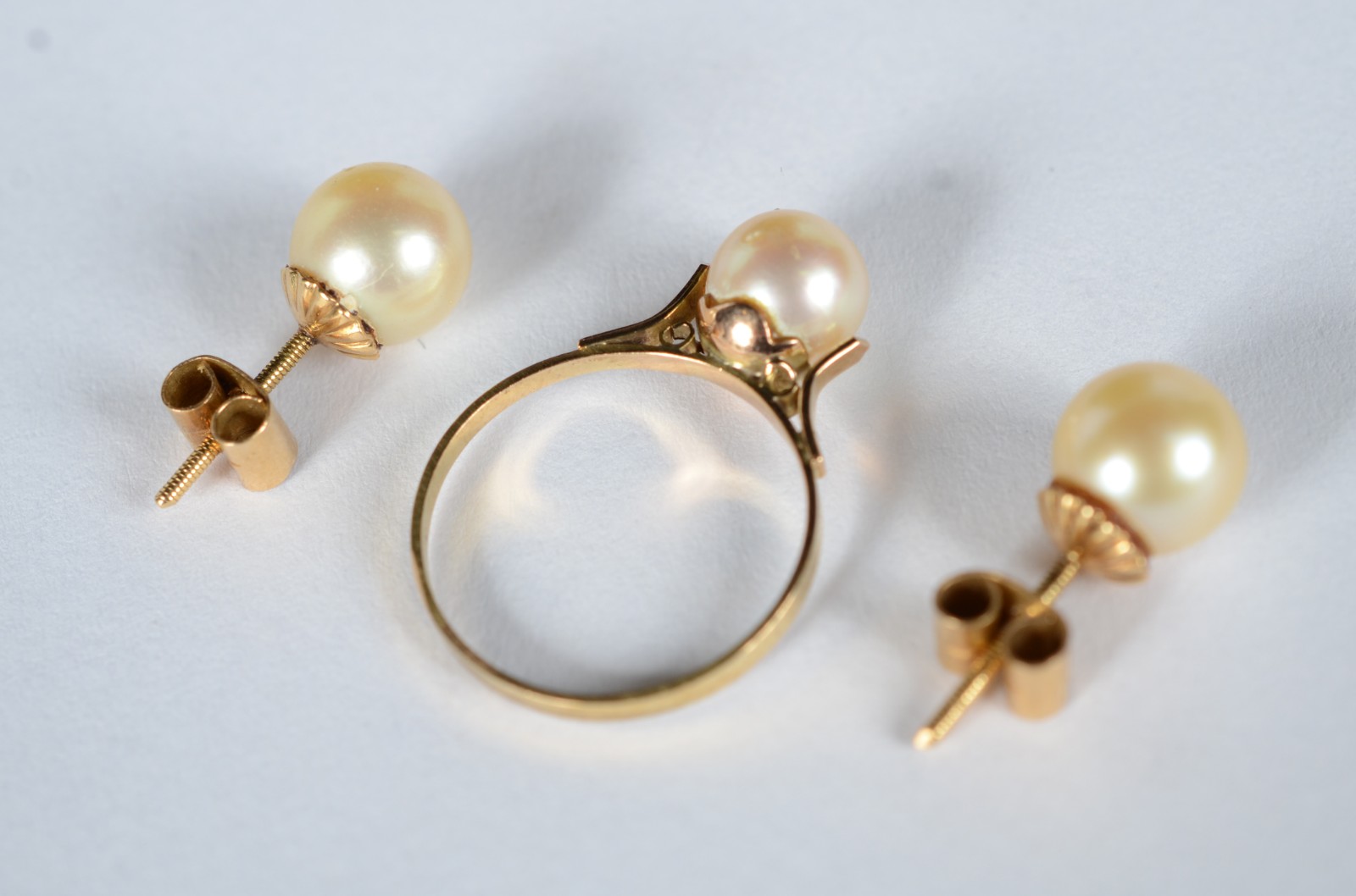 Conjunto de ouro 18 k., sendo: par de brincos e anel, aro 13. (Por... - foto 2 de 5