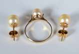 Conjunto de ouro 18 k., sendo: par de brincos e... - Conjunto de ouro 18 k., sendo: par de brincos e anel, aro 13. (Por motivos de segurança a peça não se encontra na loja)