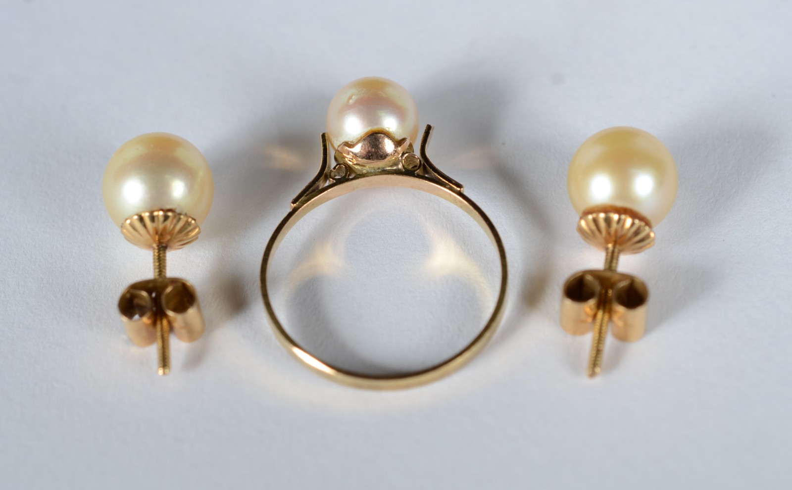 Conjunto de ouro 18 k., sendo: par de brincos e anel, aro 13. (Por... - foto 3 de 5