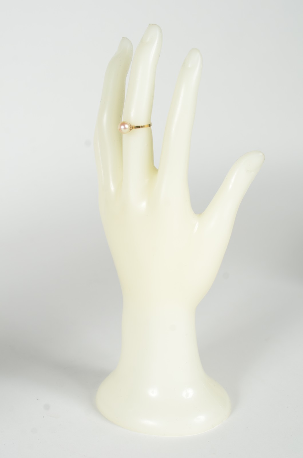 Conjunto de ouro 18 k., sendo: par de brincos e anel, aro 13. (Por... - foto 4 de 5