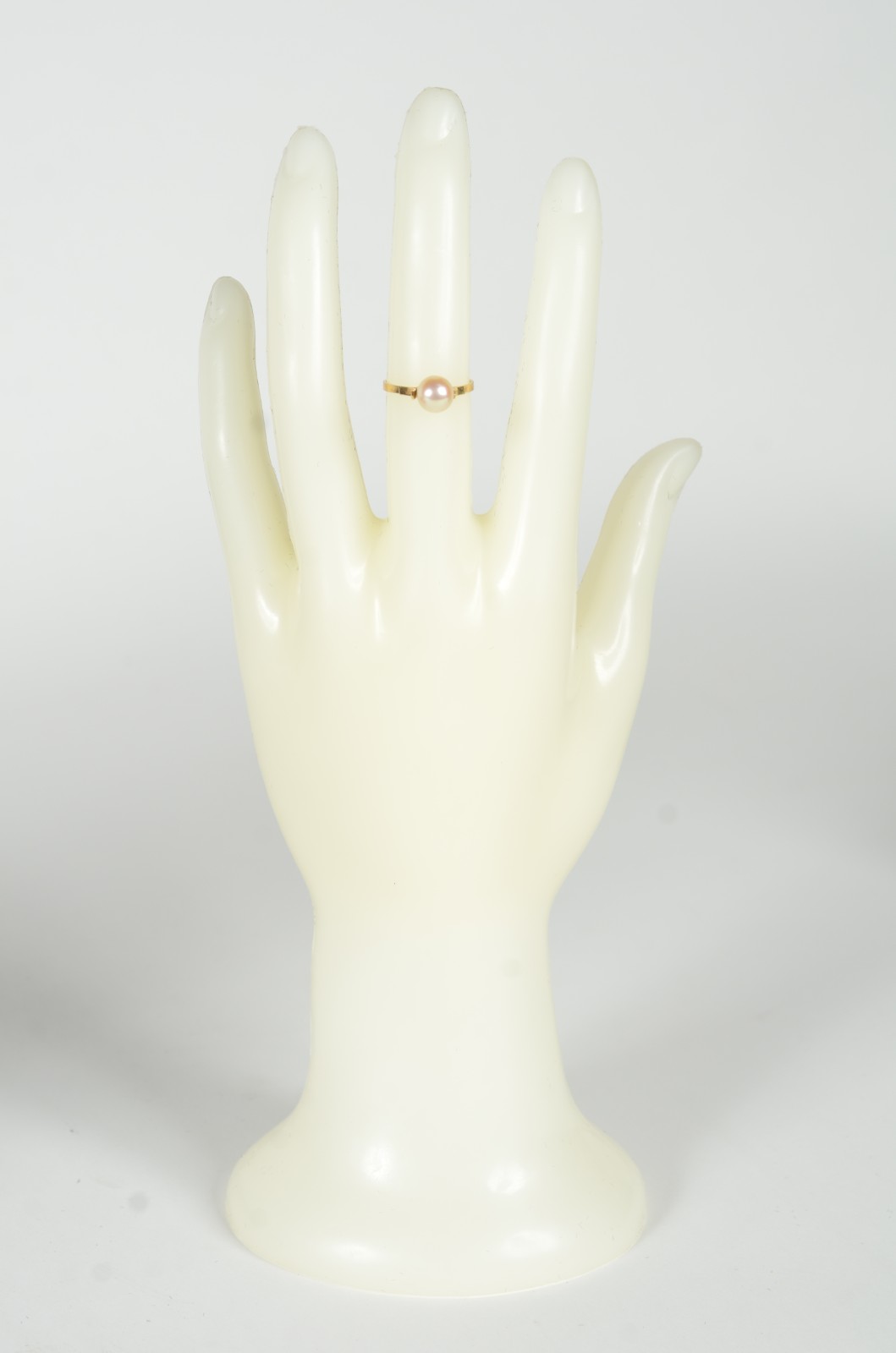 Conjunto de ouro 18 k., sendo: par de brincos e anel, aro 13. (Por... - foto 5 de 5