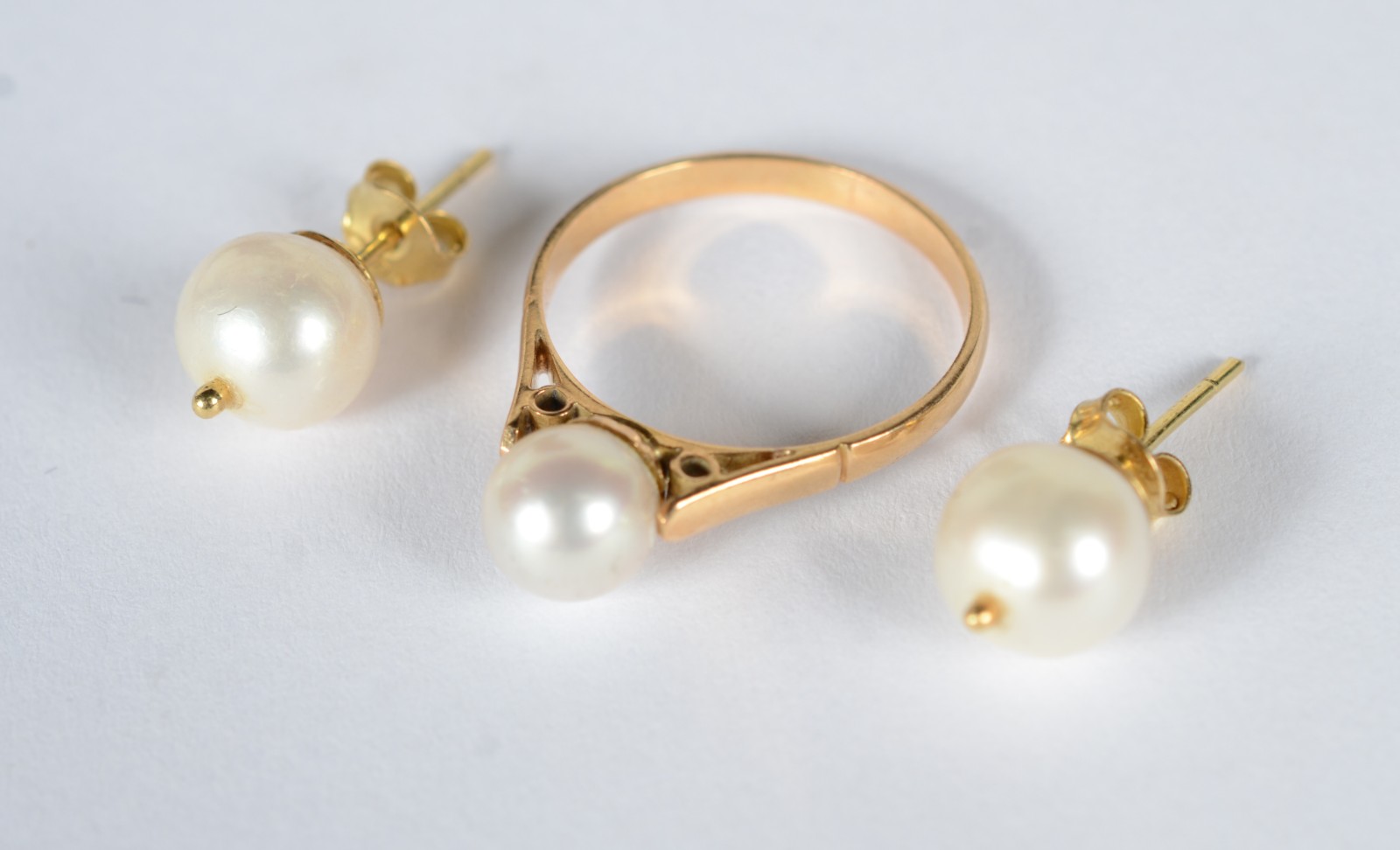 Conjunto em ouro 18 k., contraste 750, sendo: par de brincos e anel... - foto 1 de 7