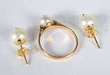Conjunto em ouro 18 k., contraste 750, sendo: p... - Conjunto em ouro 18 k., contraste 750, sendo: par de brincos e anel com perolas, aro 17. (Por motivos de segurança a peça não se encontra na loja)