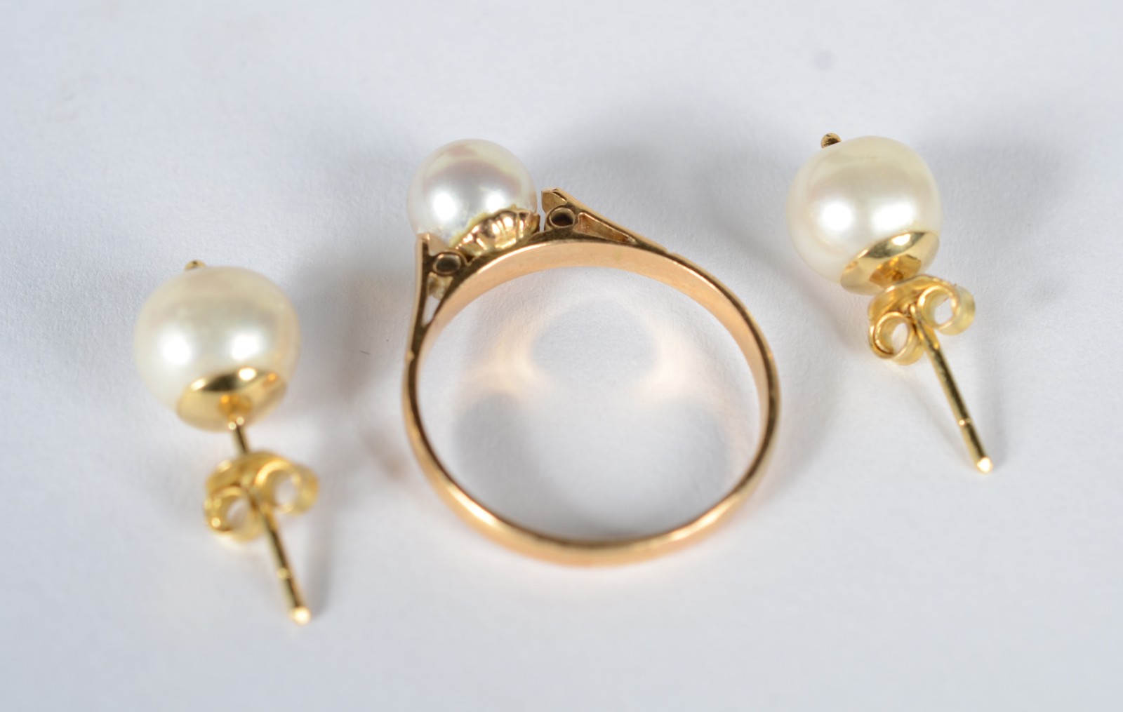 Conjunto em ouro 18 k., contraste 750, sendo: par de brincos e anel... - foto 2 de 7