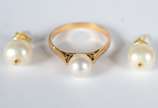 Conjunto em ouro 18 k., contraste 750, sendo: p... - Conjunto em ouro 18 k., contraste 750, sendo: par de brincos e anel com perolas, aro 17. (Por motivos de segurança a peça não se encontra na loja)