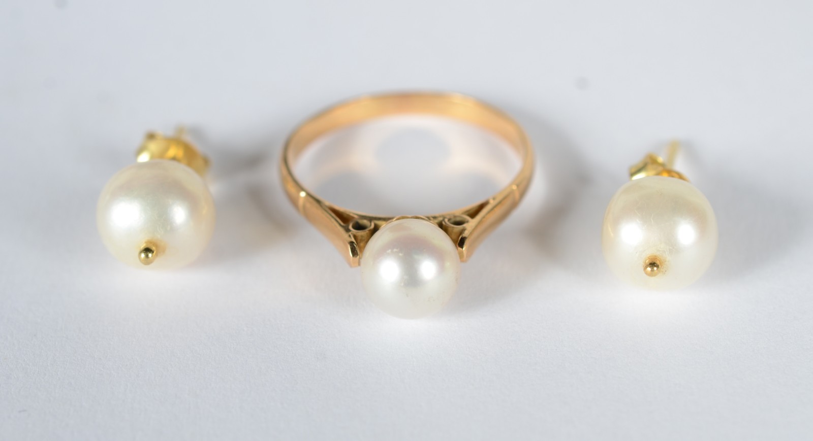Conjunto em ouro 18 k., contraste 750, sendo: par de brincos e anel... - foto 3 de 7