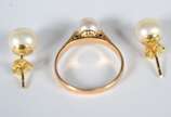 Conjunto em ouro 18 k., contraste 750, sendo: p... - Conjunto em ouro 18 k., contraste 750, sendo: par de brincos e anel com perolas, aro 17. (Por motivos de segurança a peça não se encontra na loja)