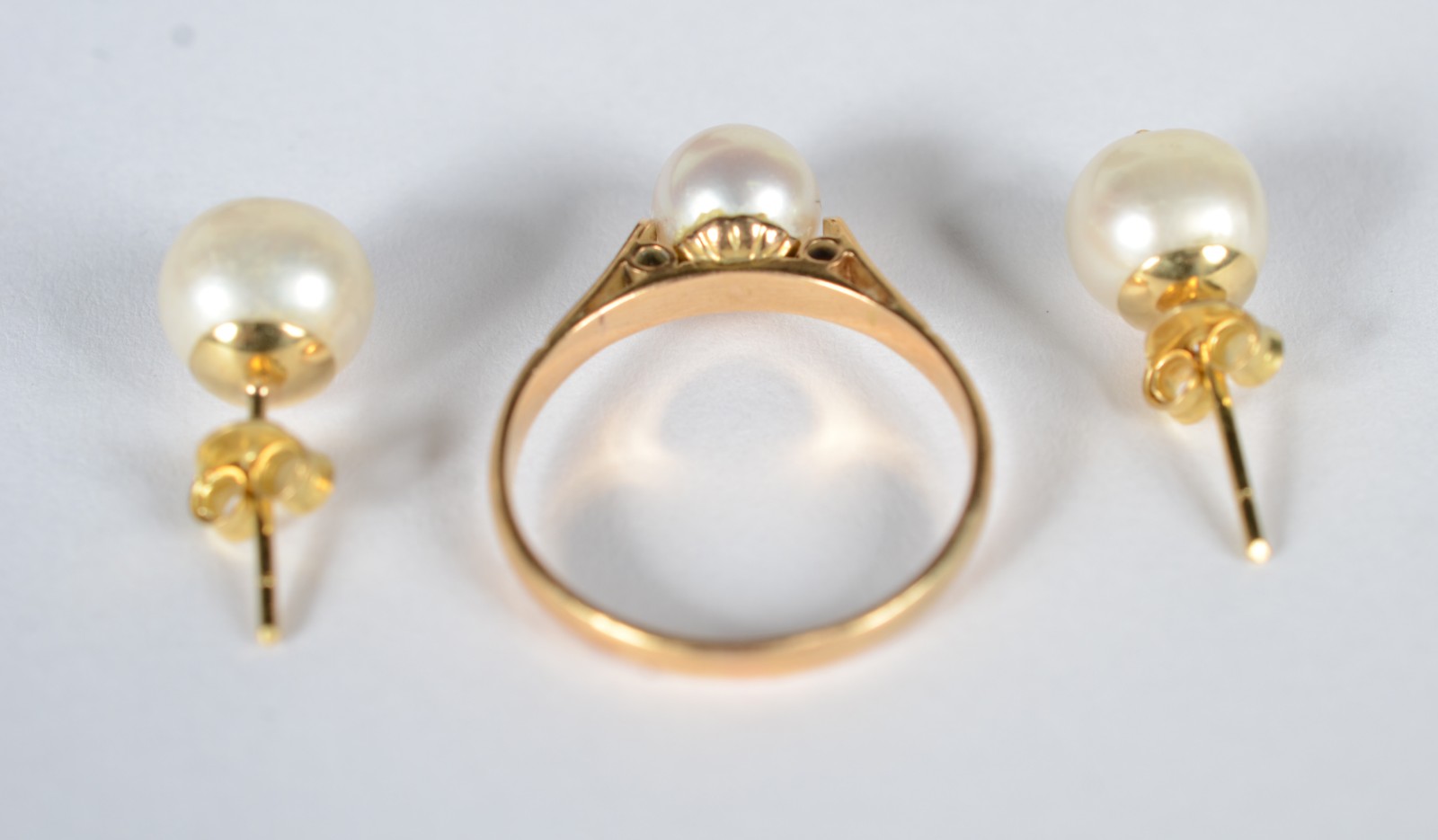 Conjunto em ouro 18 k., contraste 750, sendo: par de brincos e anel... - foto 4 de 7