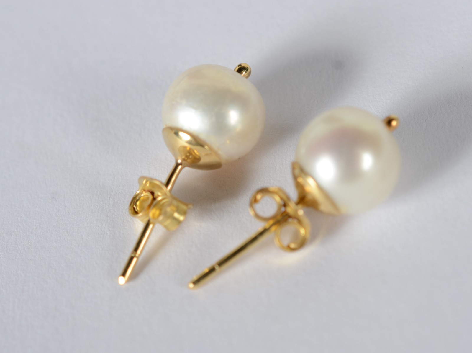 Conjunto em ouro 18 k., contraste 750, sendo: par de brincos e anel... - foto 7 de 7