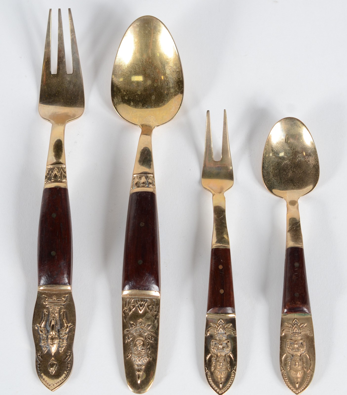 Parte de faqueiro Tailandês de metal dourado e madeira, composto de... - foto 1 de 9