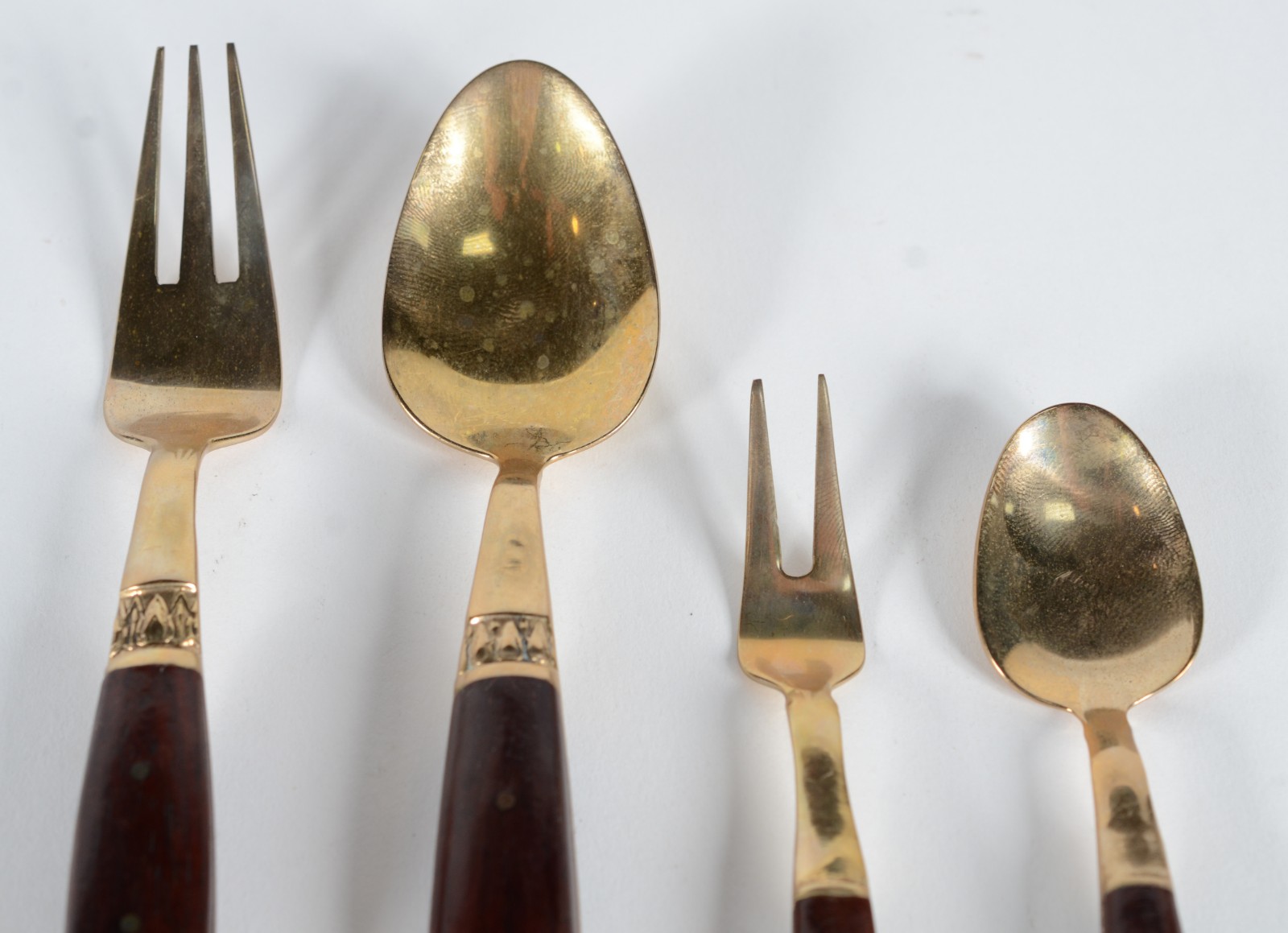 Parte de faqueiro Tailandês de metal dourado e madeira, composto de... - foto 3 de 9