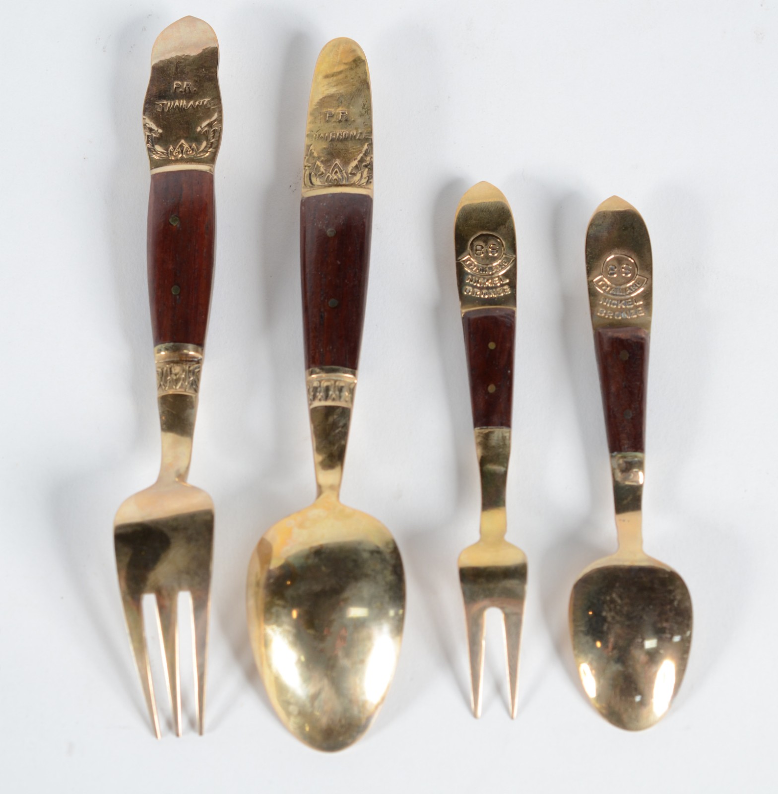 Parte de faqueiro Tailandês de metal dourado e madeira, composto de... - foto 7 de 9