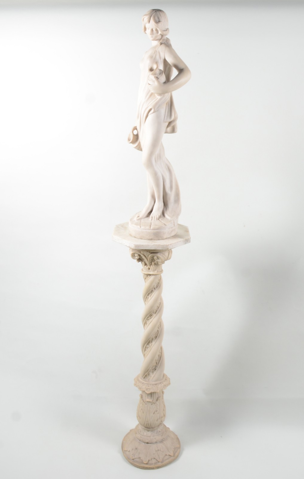 Escultura de resina representando figura feminina com cântaro... - foto 1 de 11