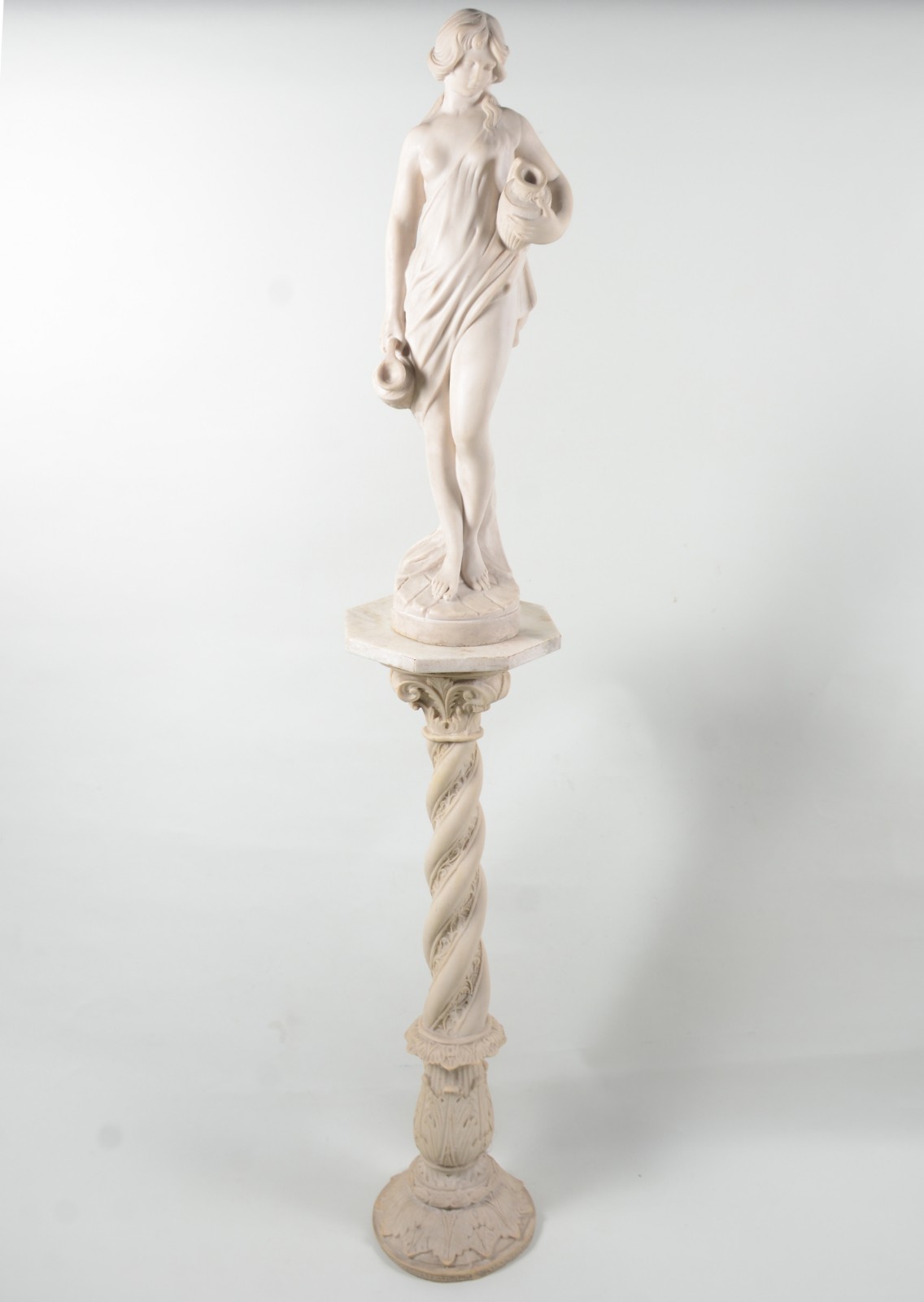 Escultura de resina representando figura feminina com cântaro... - foto 2 de 11