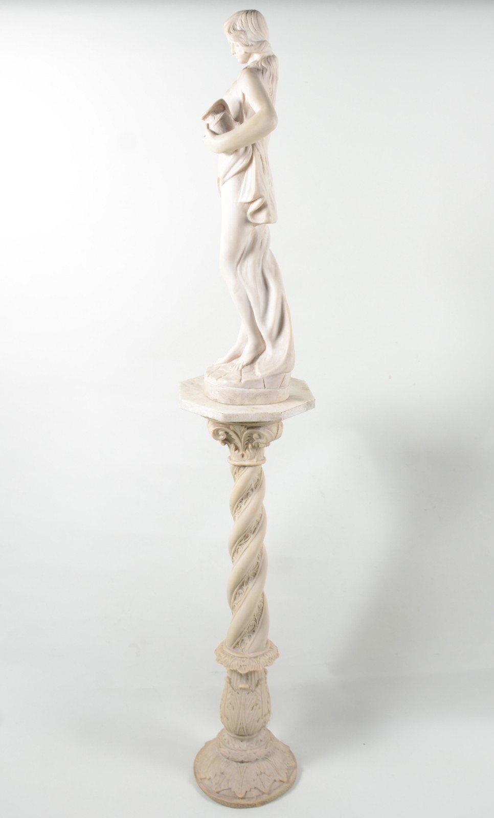Escultura de resina representando figura feminina com cântaro... - foto 3 de 11