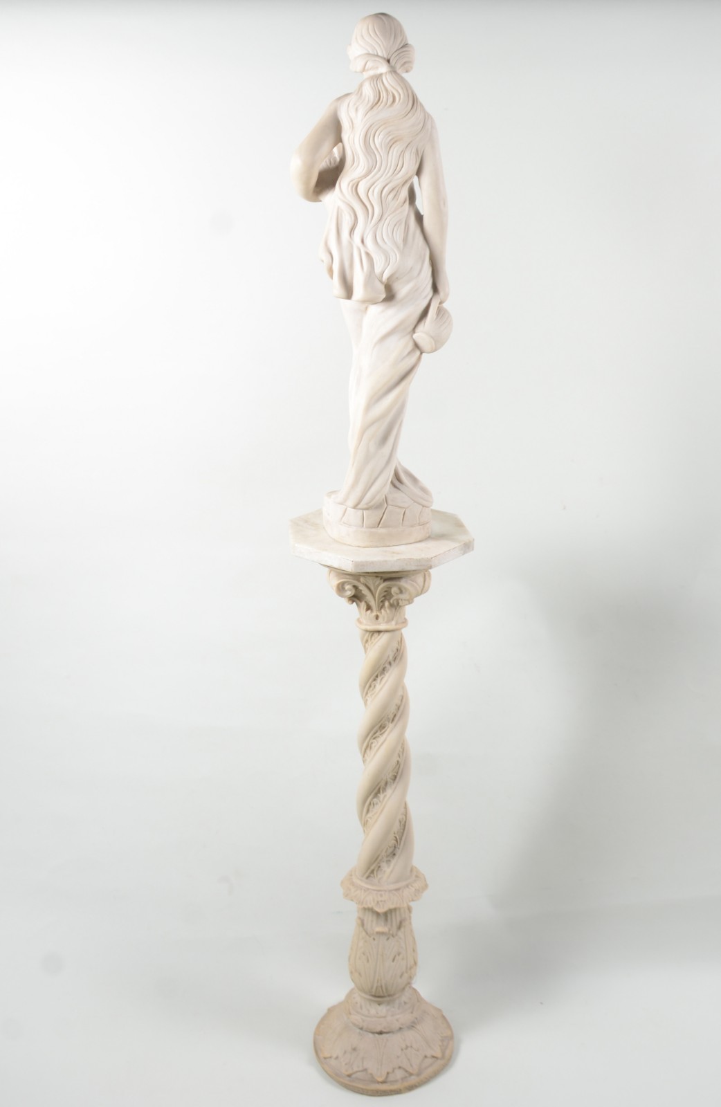 Escultura de resina representando figura feminina com cântaro... - foto 4 de 11
