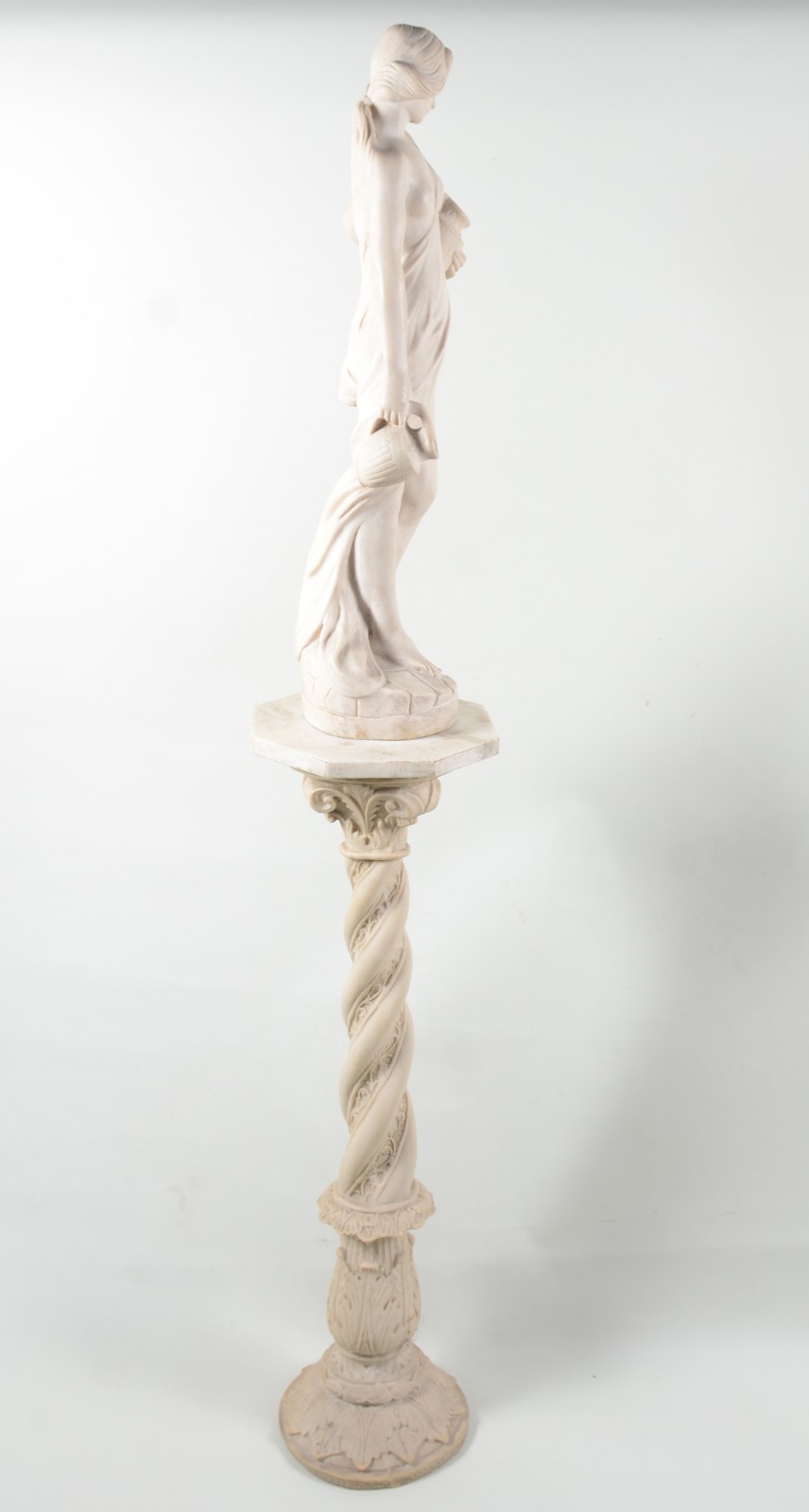 Escultura de resina representando figura feminina com cântaro... - foto 5 de 11