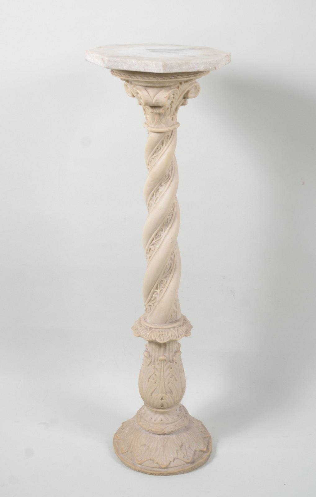 Escultura de resina representando figura feminina com cântaro... - foto 6 de 11