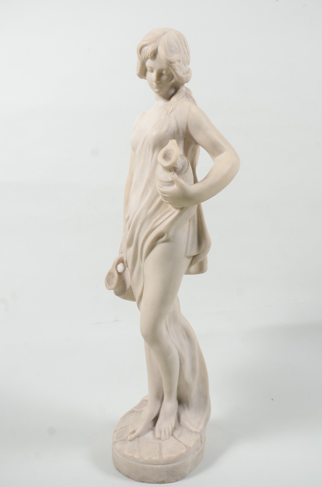 Escultura de resina representando figura feminina com cântaro... - foto 9 de 11