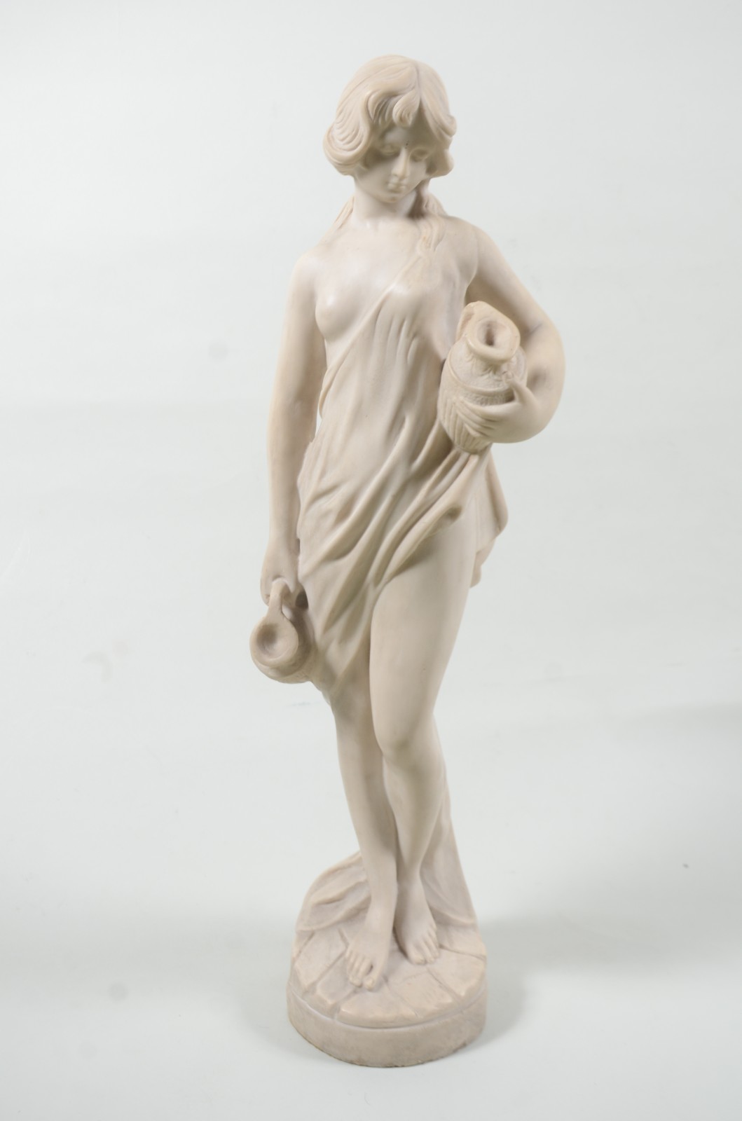 Escultura de resina representando figura feminina com cântaro... - foto 10 de 11