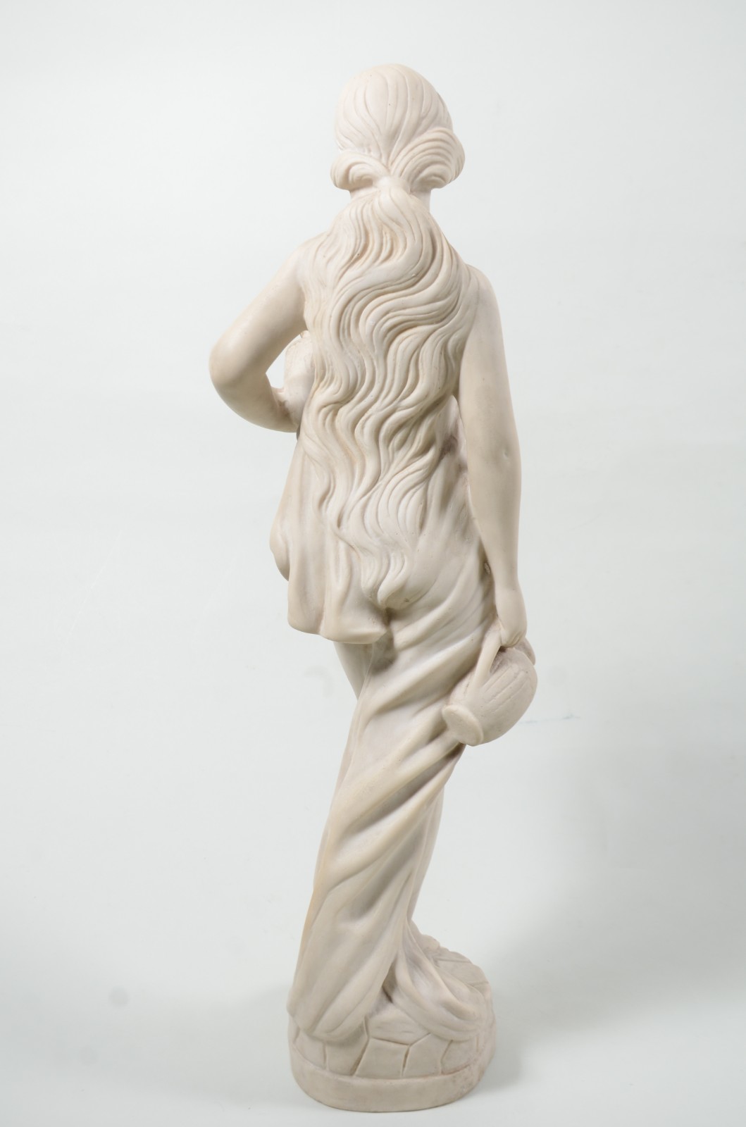 Escultura de resina representando figura feminina com cântaro... - foto 11 de 11